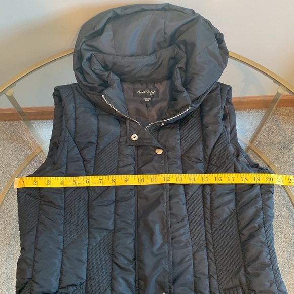 Charlie Paige Quilted vest with hood - Picture 10 of 16